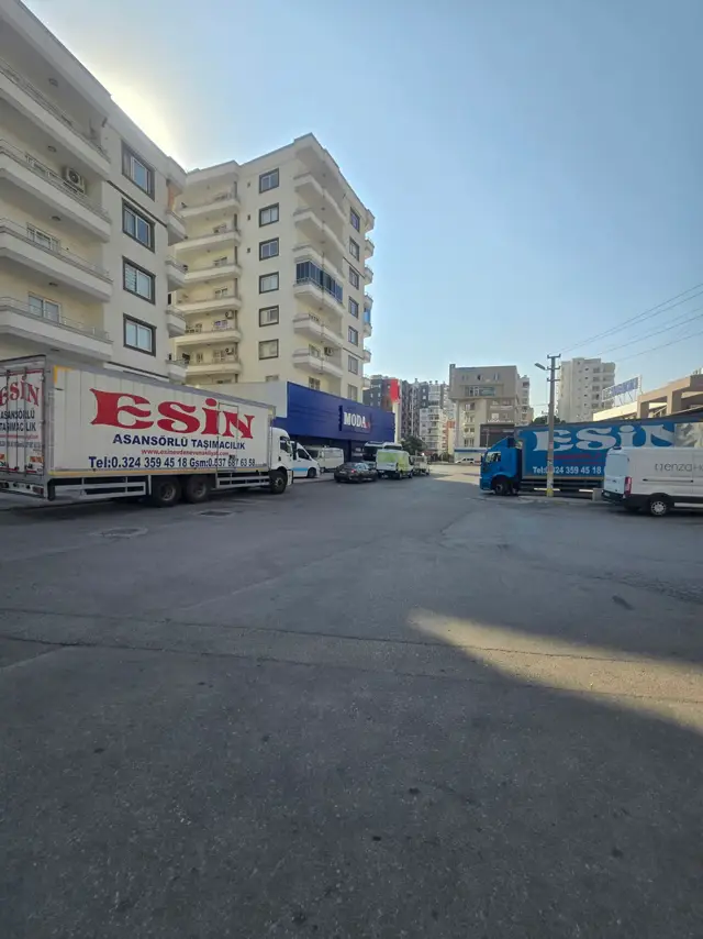 Esin Nakliyat asansörlü taşımacılık kamyonları Mersin'de operasyon öncesi park halinde