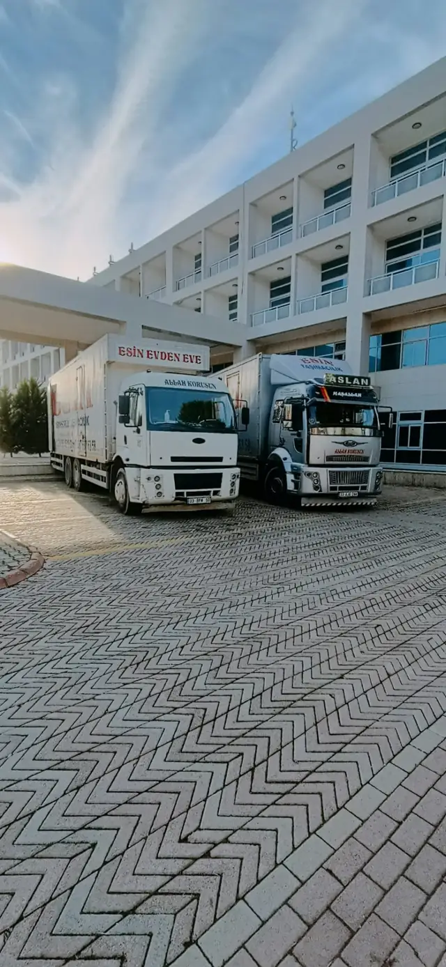 Esin Nakliyat evden eve taşıma kamyonları şehirler arası sevkiyat öncesi hazır