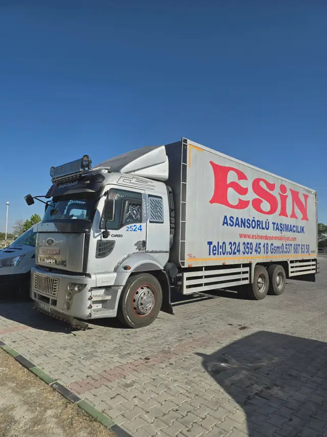 Esin Nakliyat logolu kapalı kasa asansörlü taşımacılık kamyonu