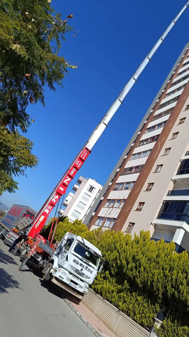 Esin Nakliyat 25 kat kapasiteli mobil asansörü yüksek katlı binaya kurulmuş halde