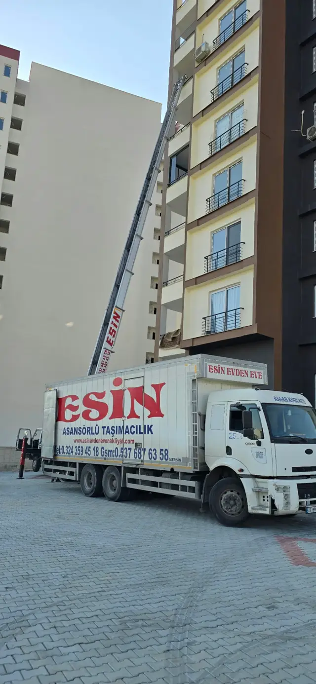 Esin Nakliyat kamyonu ve dış cephe asansörü ile dar sokakta kat taşıması